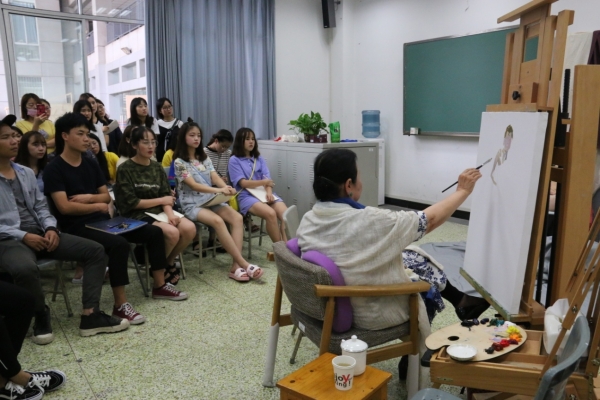 我校创始人-重庆文理学院美术与设计学院江碧波名誉院长亲临课堂教学